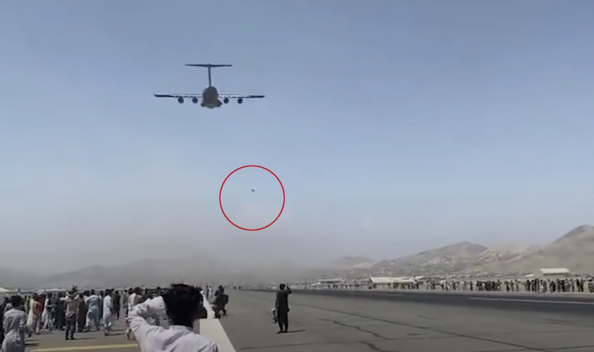 У террориста вылетел глаз. Кабул Афганистан самолет. Афганистан аэропорт Кабул бегство. Кабул самолет шасси.